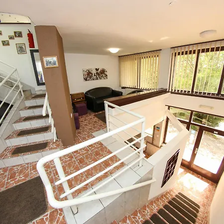 Like بيت ضيافة